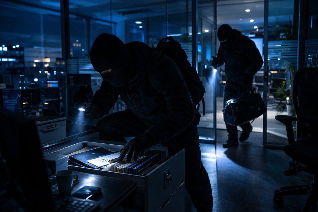 Robo nocturno en empresa que puede ocultar espionaje industrial o instalación de dispositivos de escucha detectables mediante barridos electrónicos TSCM