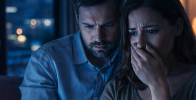 Familia conversando en casa con posible riesgo de espionaje electrónico detectado mediante barrido electrónico TSCM