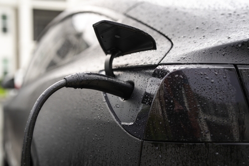 Dispositivo espía instalado en un vehículo – detección mediante barrido electrónico profesional
