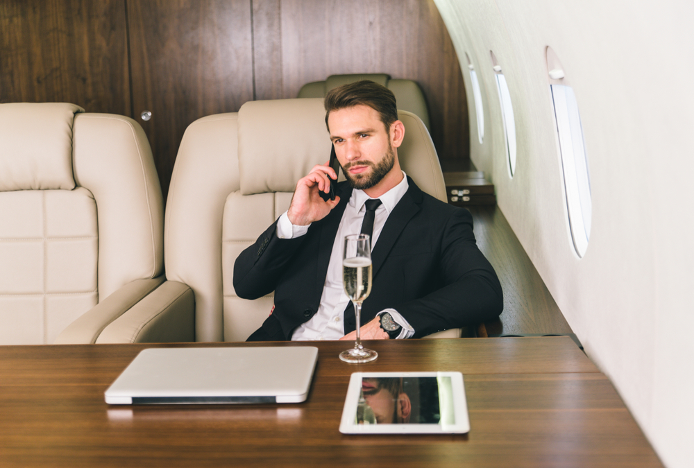 Ejecutivo trabajando en un avión privado
