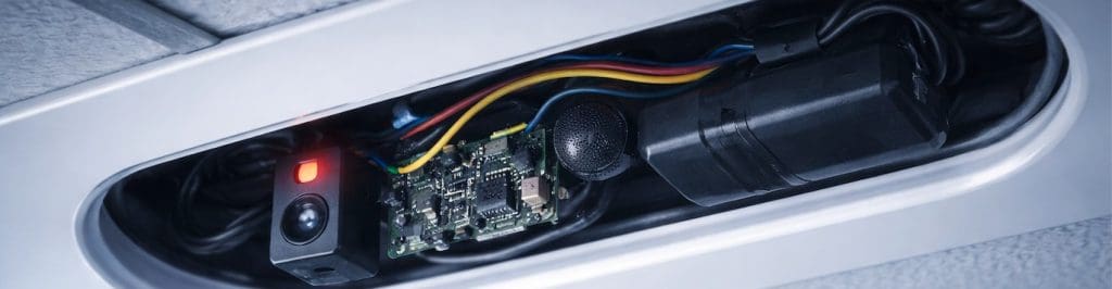 Dispositivo de audio y vídeo oculto en una luz de emergencia