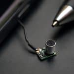 Micrófono oculto instalado en una sala para captar conversaciones sin ser detectado