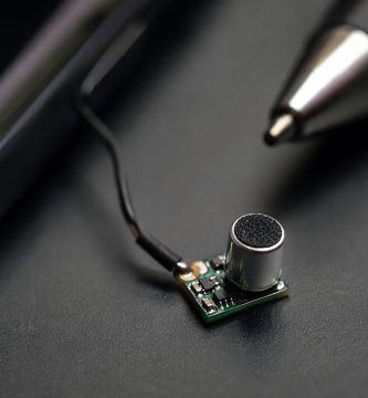 Micrófono oculto instalado en una sala para captar conversaciones sin ser detectado